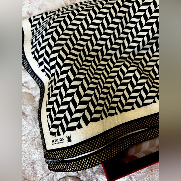 Pocket scarf by JJ Valaya - Picture 1 of 3